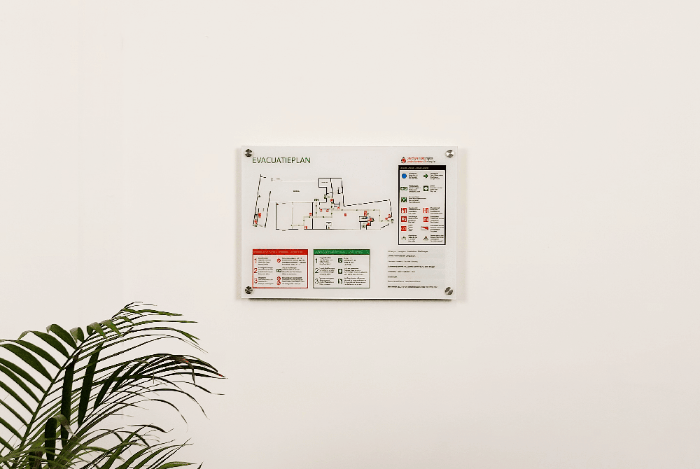evacuatieplan aan muur in hoogglanzend plexiglas.png